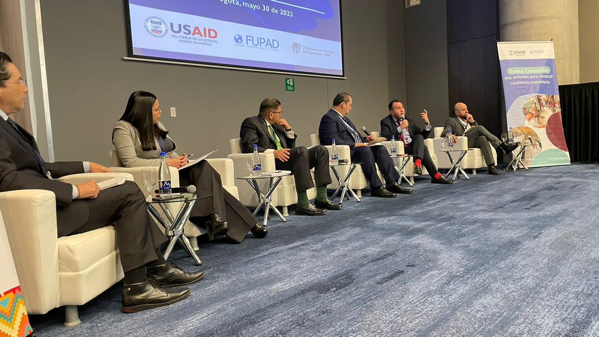 DNP_Colombia's tweet photo. #AEstaHora | El equipo técnico de la dirección de Justicia, Seguridad y Defensa del #DNP participa en la Mesa Técnica de actualización de la Guía Metodológica de los Planes Integrales de Seguridad y
Convivencia Ciudadana (PISCC), junto a @USAID_Colombia y @FUPADColombia. https://t.co/6uR8J2htsH