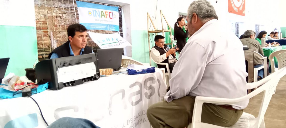 SenasaAR's tweet photo. En un nuevo operativo del programa Formosa Registra en Comandante Fontana, productores/as de la #AgriculturaFamiliar se inscribieron en el registro sanitario del Senasa, #Renspa, en el #Renaf y registraron sus marcas y señales https://t.co/QAO77mBAhN