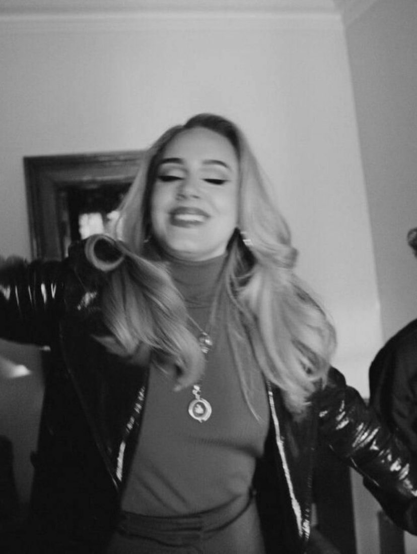 rosesforwIne's tweet image. when SHE has both &amp;gt;&amp;gt;&amp;gt;&amp;gt;