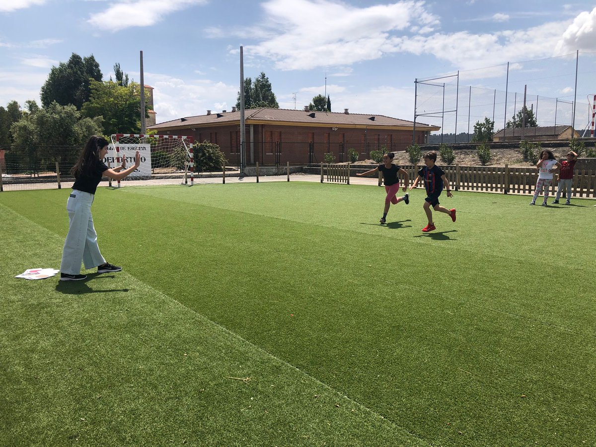 Hoy celebramos en el cole Chesse Rolling Race 🧀🏃‍♀️🏃‍♂️ Festival del queso rodante!
Hemos hecho muchos juegos repasado los hábitos saludables relacionados con la actividad física y todo ello en inglés 💪
¡Muchas gracias a <a href="/QuesosCerrato/">Quesos Cerrato</a> por el riquísimo almuerzo que nos ha dado!