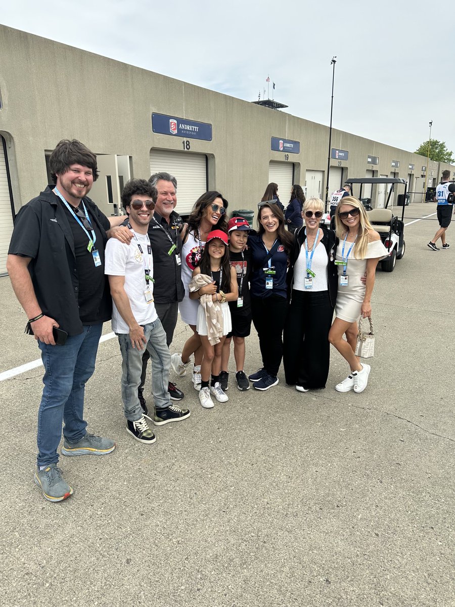 The Andretti Crew Pre-race. So happy Marco could join us! ⁦<a href="/michaelandretti/">Michael Andretti</a>⁩ ⁦<a href="/MarcoAndretti/">Marco Andretti</a>⁩ ⁦<a href="/TheTimDurham/">Tim Durham</a>⁩