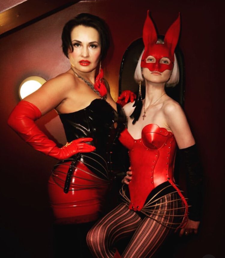 NessHarper3's tweet photo. Mère et fille aux Goûters 
Madame Lana Lux et Madame Toska 
En l’honneur de la fête des mères une exposition de créations en cuir et latex réalisées par Madame Lana Lux
Une tombola est prévue ce vendredi 2 juin aux Goûters du Divin Marquis 15/20 h @Lanalux6 et @madametoska https://t.co/mylWvBVlhg