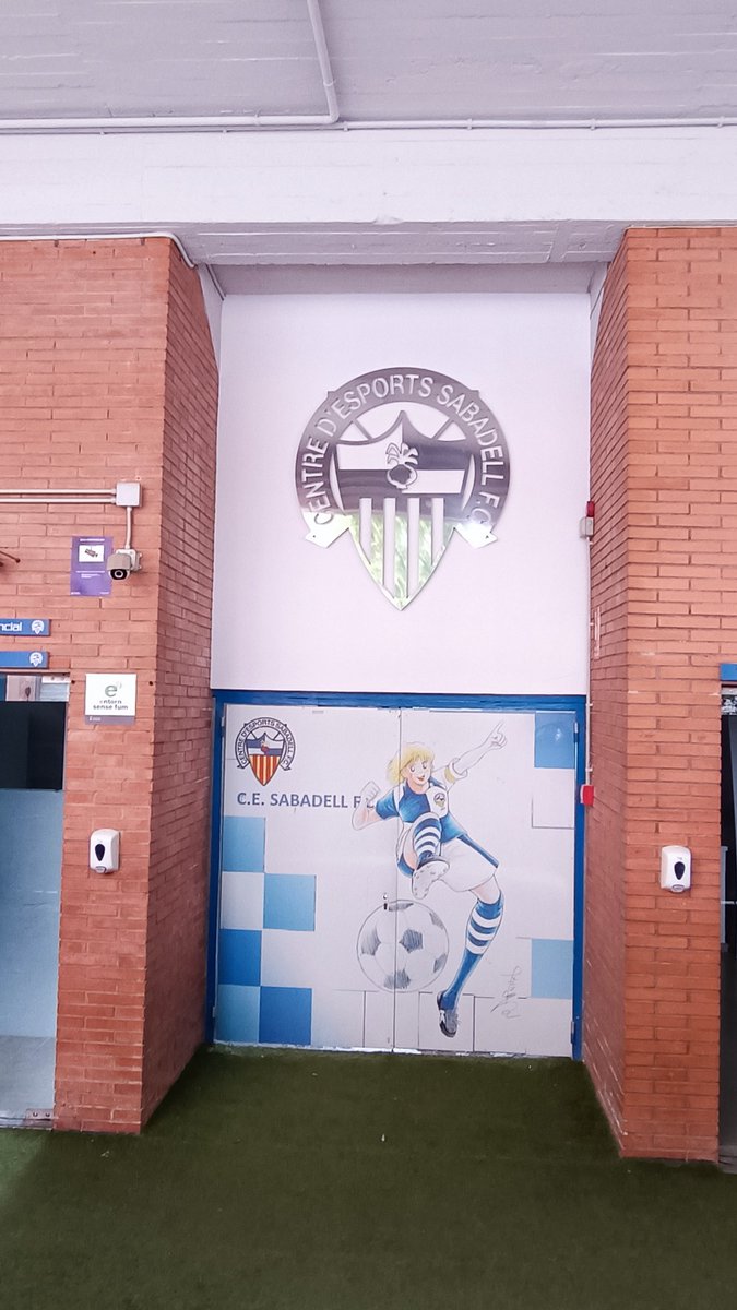 RadioSabadell's tweet photo. Així llueix el nou escut a la zona de Tribuna de la Nova Creu Alta https://t.co/nhElzYgUpx
