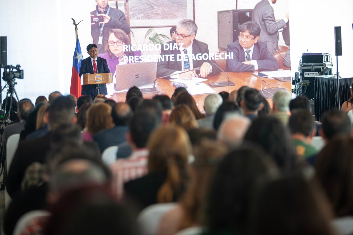 GOREAntofagasta's tweet photo. 🟧Compartimos imágenes de la cuenta de gestión del gobernador regional Ricardo Díaz en su calidad de presidente del CORE Antofagasta. 😀
En la instancia se destacó la ejecución presupuestaria del 98,4% F.N.D.R 💪👏
#goreteescucha #goreteprotege #goreproyecta #regionantofagasta https://t.co/Cy0ddnuyBW