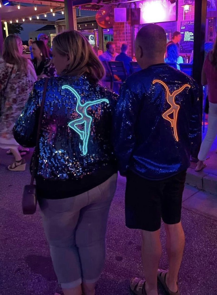Shout out to Jessica & Rich who were rocking these amazing jackets at @MadLifeStage this weekend! 🙌
#dmb #davematthews #davematthewsband #thedmtb #dmtb #dmbfamily #dmtbfamily #dmbtribute #dmbtributeband #davematthewstributeband #woodstockga #atlanta #madlifestageandstudio