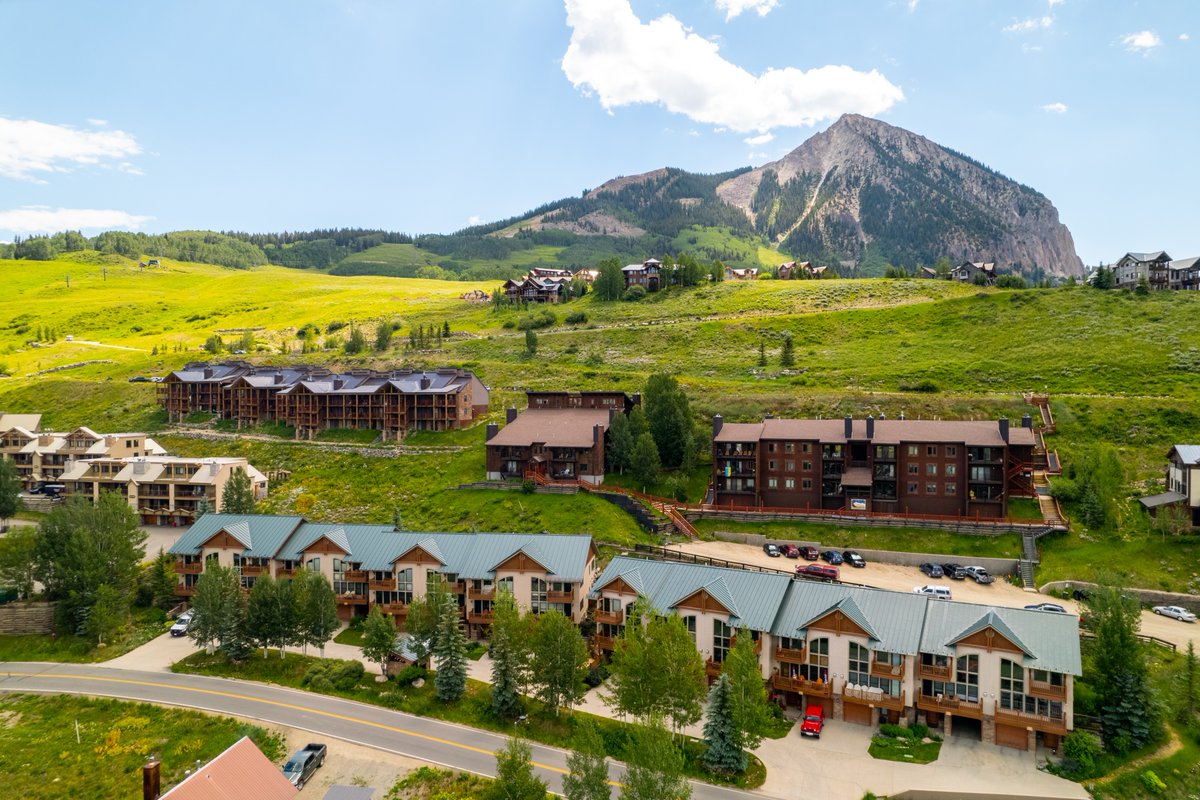 UNDER CONTRACT at Treasury Point!💨 Didn't take long for my savvy buyers to recognize a good value and act swiftly when this townhouse opportunity hit the market on Friday. Congrats, guys! 
bbre1.com/properties/24-…
#letsmakemovestogether
#crestedbutte
#workwithme
#jennamay