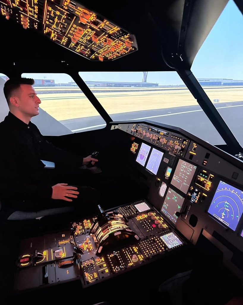 Daha öncede yaptığı İNSANSIZ HAVA ARACI ile gündeme gelen Renas Ökten kardeşimiz şimdide TÜRK HAVA YOLLARINDA pilot olmayı başarmıştır.Kendisini tebrik eder başarılarının devamını dileriz.Umut ediyoruz ki Silopinin  gençlerine ilham kaynağı olup hepsini güzel yerlerde görürüz.