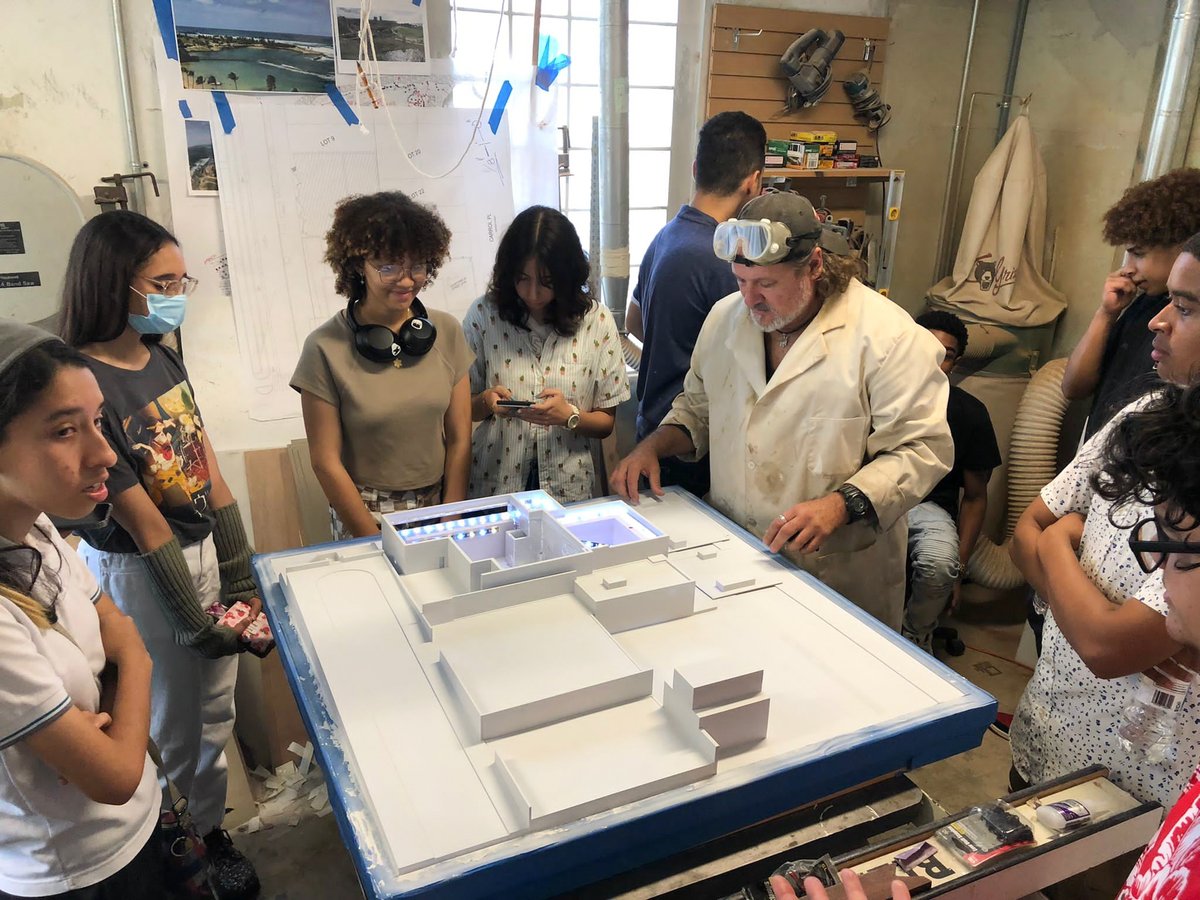 ¡Gracias a los estudiantes de la Escuela Especializada en Idiomas Padre Rufo por visitar la oficina de Marvel en San Juan este mes! Siempre estamos felices de mostrar nuestros proyectos para ayudar a inspirar a la próxima generación de diseñadores.