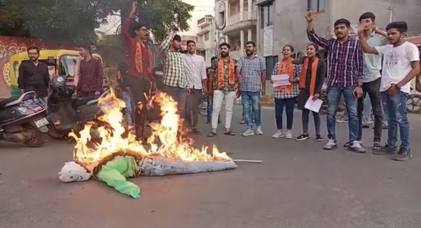 YutiPradeep's tweet image. દિલ્લી માં 16 વર્ષ ની દીકરી સાક્ષી ની નિર્મમ હત્યાના કેસને ફાસ્ટ ટ્રેક કોર્ટમાં ચલાવવામાં આવે અને આરોપી ને ફાંસી ની સજા અપાવવાની માંગ સાથે #ABVPRajkot મહાનગર દ્વારા વિરોધ પ્રદર્શન કરી આરોપી નું પૂતળું બાળવા માં આવ્યું.

#JusticeForSakshi