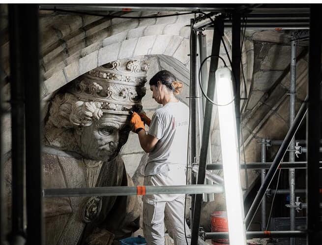 Piacentispa's tweet photo. Vi portiamo a #Milano.
In questi #scatti, ecco le nostre restauratrici mentre sono impegnate nei lavori di ripulitura e restauro delle statue che decorano i pennacchi del #tiburio all’interno del duomo di Milano. https://t.co/S7EUMWOjdL