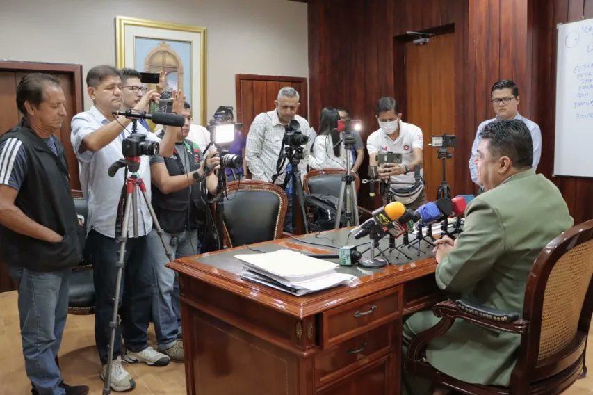GoberManabi's tweet photo. #EnMedios | En atención a la prensa, el Gobernador refirió:

"Tenemos que estar preparados por las alertas del fenómeno de El Niño, desde el ejecutivo estamos gestionando con los distintos GADs municipales y el GAD provincial, hoy nuestra mayor prioridad debe ser Manabí". https://t.co/FUEUH7TNiC