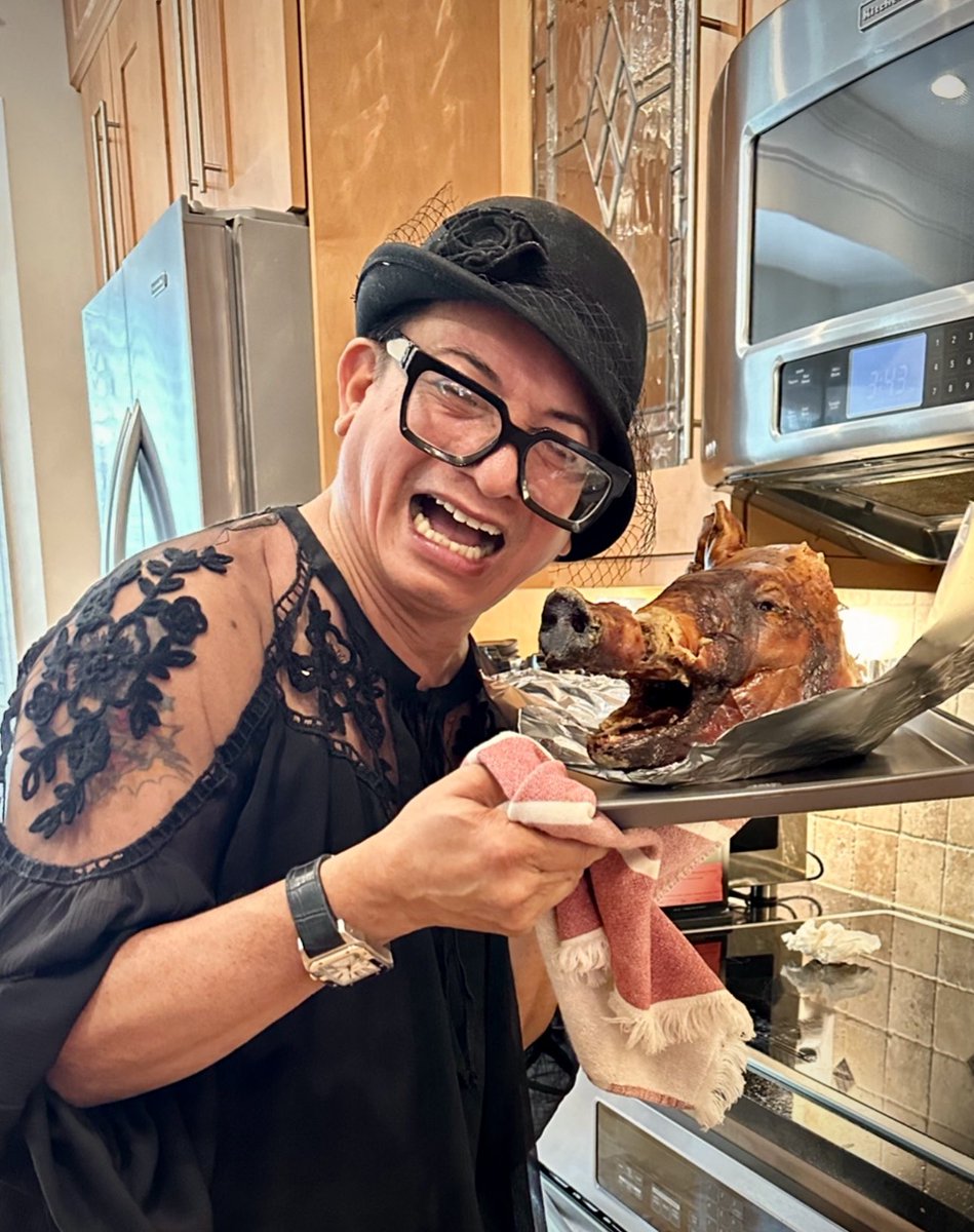 andresoriano's tweet image. Lunch Anyone? Thank you Ms. Cathy for bring us lechon. Reminds me of my Manila days, Much Love and Gratitude! #lechon #lunch #filipinodish #blessed #grateful #usa ❤️🇺🇸