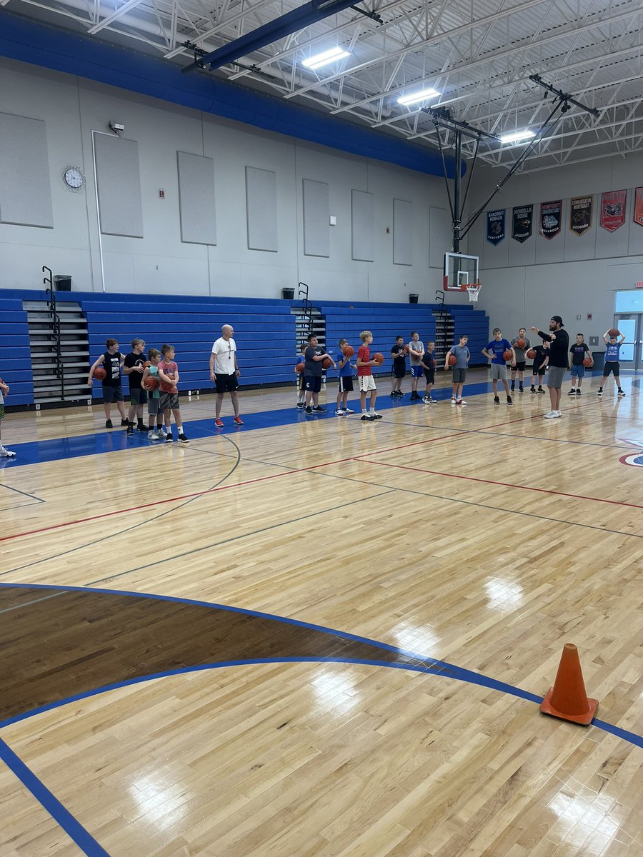 BachmanJeff's tweet photo. @CL_MensHoops Great day working with @SkilledHoops today! 35 boys showed up and got better! https://t.co/a4DOnjiJzA