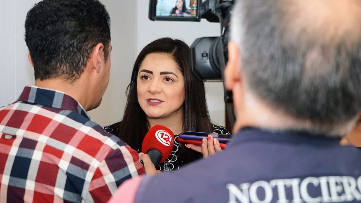 AlyGamboa's tweet photo. Estamos en Comisión de Hacienda con las regidoras Dra. Fatima Gonzalez Huizar Dra. Martha Palencia y Malena González, en donde aprobamos diversos cambios de domicilio de licencias. Todo esto con la finalidad de coadyuvar con el desarrollo del capital del estado. https://t.co/l6HziipYGs