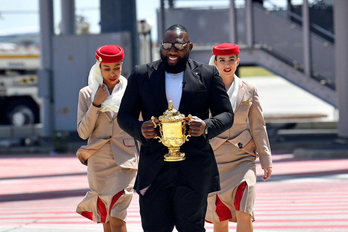 🏆🇿🇦➡️🇫🇷

<a href="/Beast_TM/">Tendai Mtawarira</a>, vainqueur de la #RWC2019 avec les <a href="/Springboks/">Springboks</a> ramène le Trophée Webb Ellis d'Afrique du Sud. Le trophée est de nouveau en lice !

Qui seront les prochains champions du monde lors de la #RWC2023 ? 👇