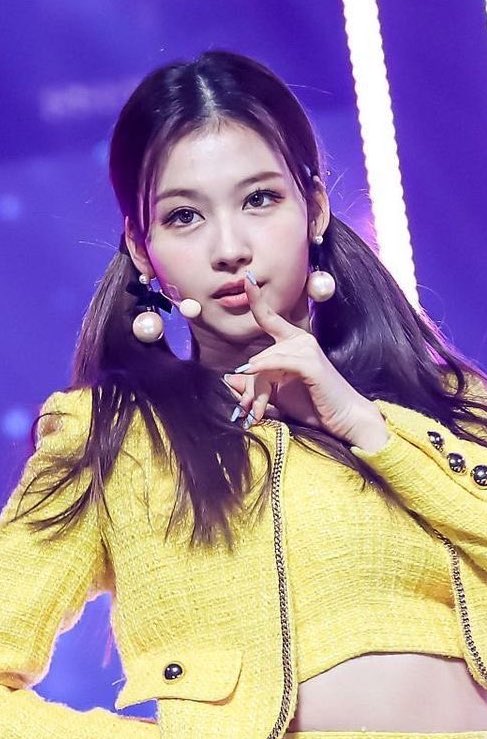 Kn5Ce's tweet photo. この目の大きさとタレ目 完全整形　#outsana https://t.co/r29Xx55aon
