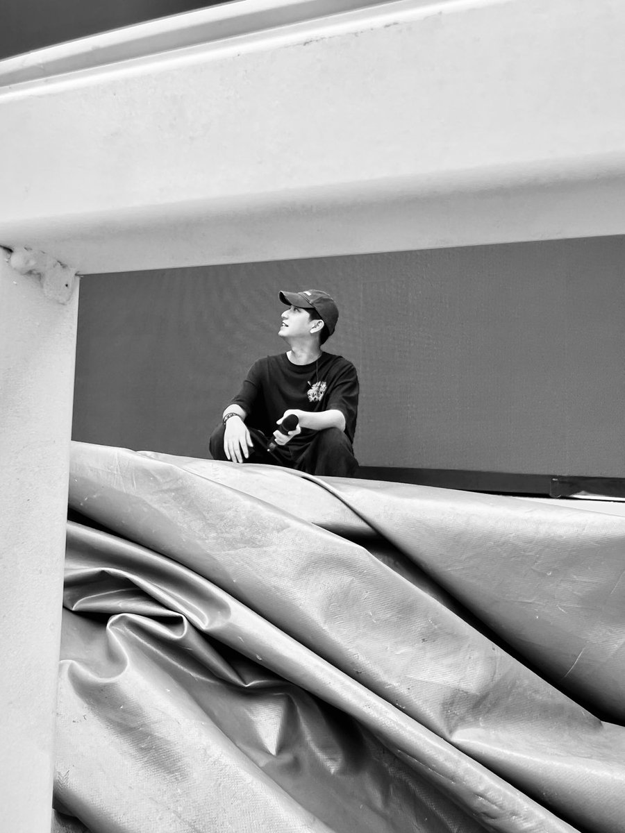 Suppawan2514's tweet photo. SOUND CHECK 🖤💛

#ไม่ไหวบอกแบรนด์PressCon 
#ไม่ไหวบอกแบรนด์xPC https://t.co/gc3mYPIolx