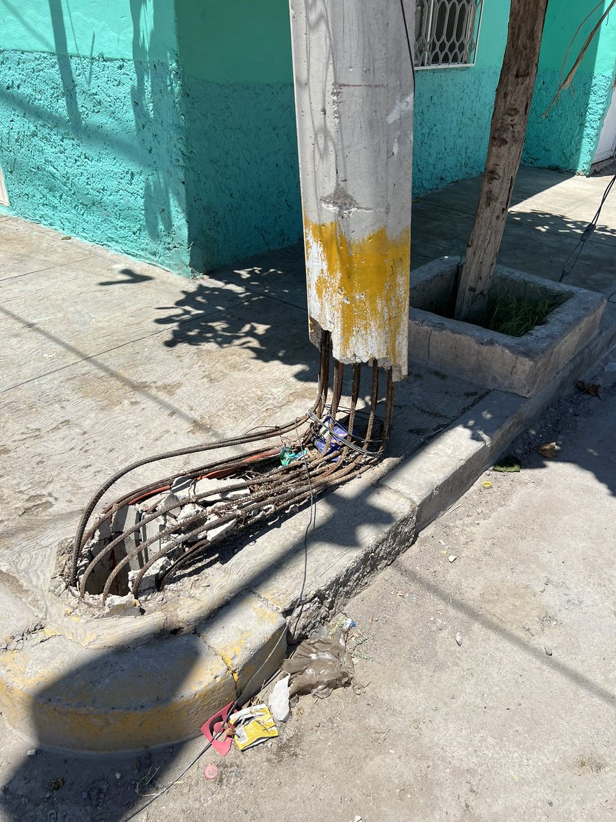 FernandooBP's tweet photo. ¿ Es real ? @CFEmx @CFE_Contigo 

Calle Jazmín y Calle Manuel Robles Palazuelos Col. Nueva Laguna Nte. Torreón, Coahuila. https://t.co/u0BHWzdmTX