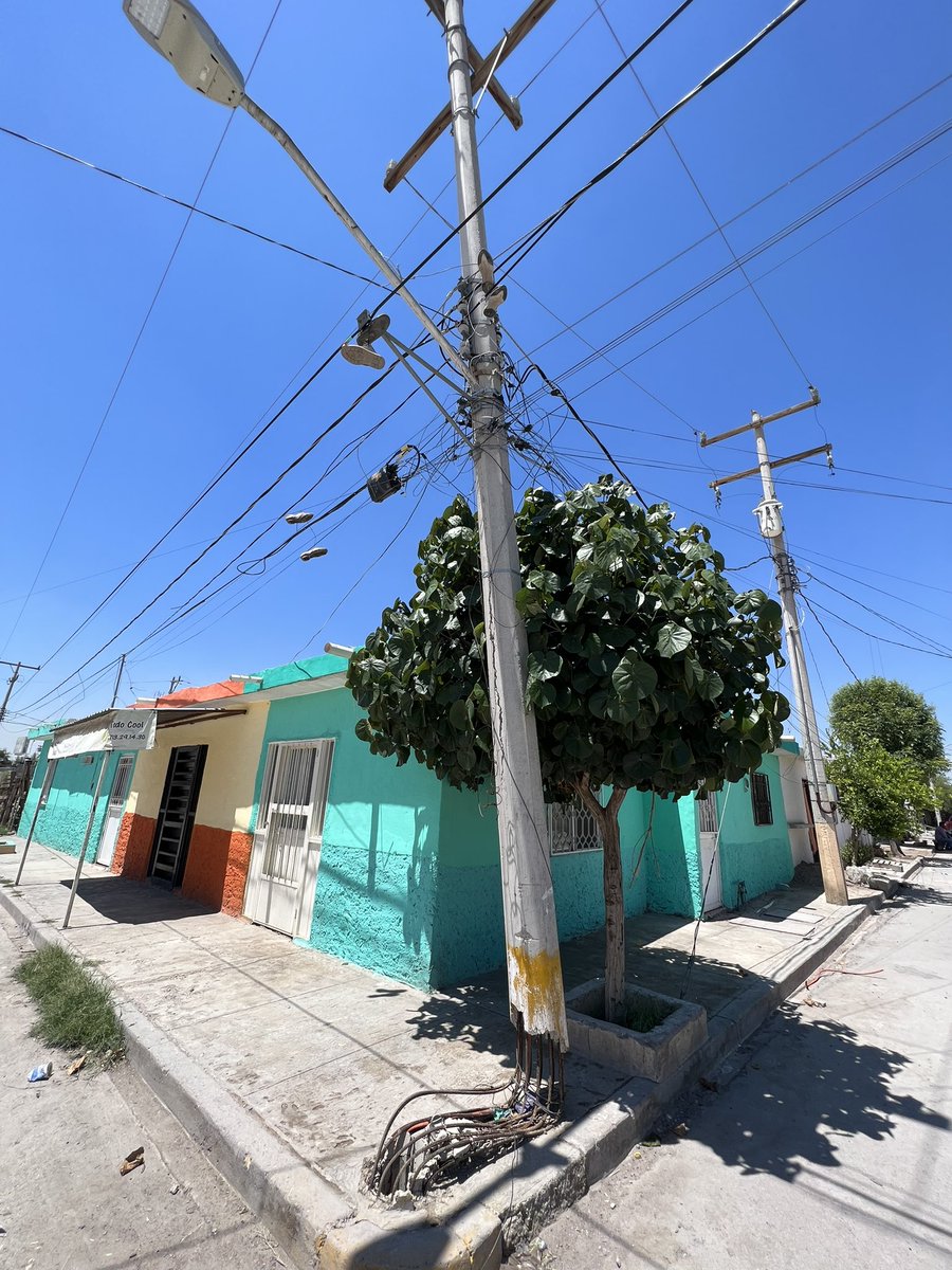 FernandooBP's tweet photo. ¿ Es real ? @CFEmx @CFE_Contigo 

Calle Jazmín y Calle Manuel Robles Palazuelos Col. Nueva Laguna Nte. Torreón, Coahuila. https://t.co/u0BHWzdmTX