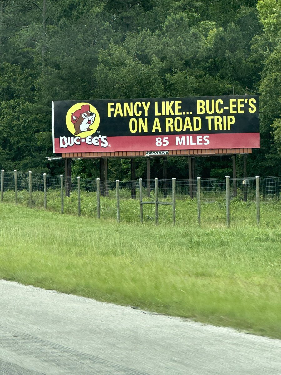 @walkerhayes Georgia road signs know what’s up. 😂 #Bucees #FancyLike