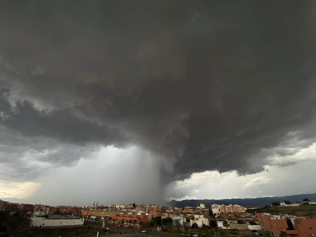 🌧️ Impresionante nube sobre Alcantarilla... Menuda fotaka!!!! 📷🔝

La que está cayendo casi en junio... El tiempo está loco. 

#lluvia #alerta #naranja #Murcia #tiempo #weather #weatherphotography #weatherphotos