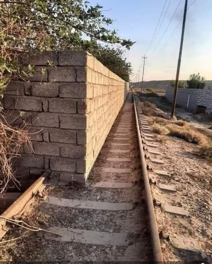 پاکستان میں ابھی بھی درد دل رکھنے والے لوگ موجود ہیں
یہ بندہ چاہتا تو ساری جگہ پر گھر تعمیر کر سکتا تھا لیکن اس نے ٹرین گزرنے کے لیے جگہ چھوڑ دی

پاکستان انہی لوگوں کی وجہ سے ابھی تک قائم ہے 
#copied