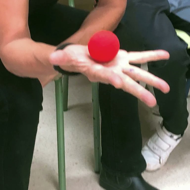 En el <a href="/ies_alvareda/">IES Alvareda</a> hemos aprendido que las emociones respiran, que no debemos contagiar los entornos que pueden ayudarnos, que hay que saber diferenciar la emoción del sentimiento...
En la siguiente sesión:
¿Cómo puede cambiar nuestros malos recuerdos una nariz roja?❓❓❓