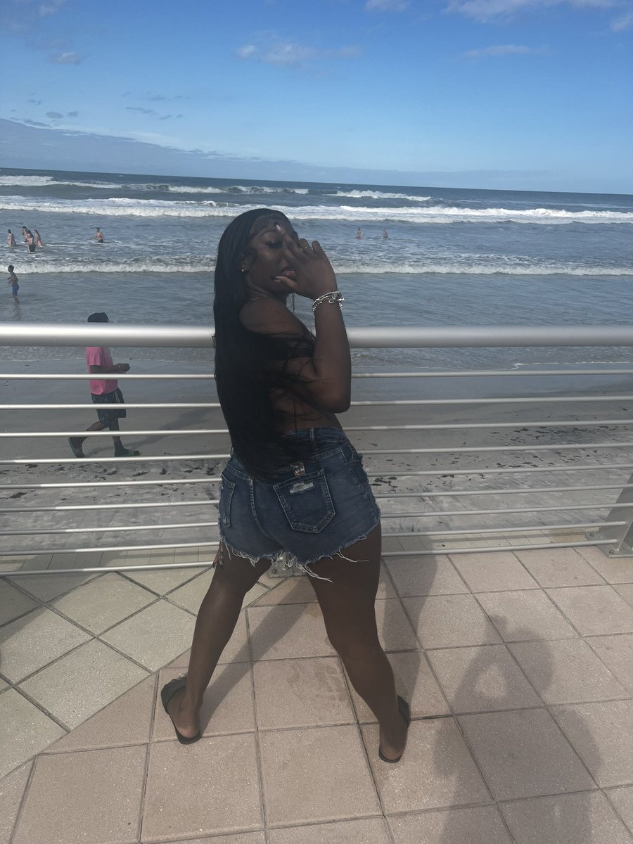 shesosadittyy's tweet photo. actin bad alllllllllll summmer๐ผ! #litlando https://t.co/blLRFFxRGJ