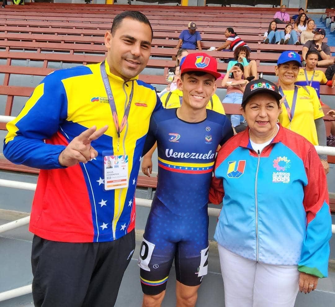 zuricht94's tweet photo. DENUNCIA

El presidente de la Federación Venezolana de Patinaje (FEVEPATINAJE) Carlos Rojas, es un barines y militante chavista, abusando de su cargo, amedrenta a entrenadores, atletas, empleados, etc. y manifiesta públicamente tener el poder de hacer lo que le plazca en la federación porque cuenta con el apoyo y la bendición de la Almirante Carmen Meléndez, quién es su amiga de la infancia y madrina de su hijo, aunado a esto, le debe protección porque es uno de sus testaferros más leales.

Rojas modifica y manipula a su favor todo lo relacionado al patinaje, pues además de ser el presidente de la Federación, su hijo José Carlos Rojas es un atleta de “alto rendimiento” porque así lo decidió su padre.