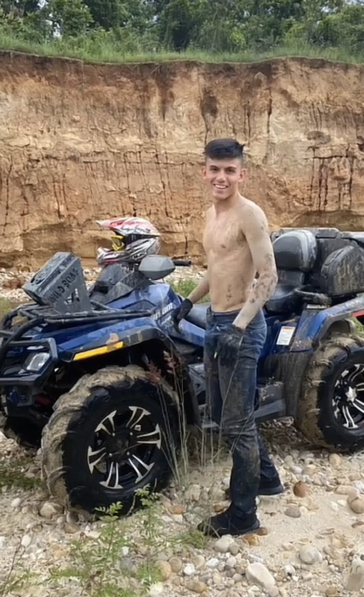 Aunque el patinaje es una disciplina poco convencional y atrae pocas miradas, es injusto para los jóvenes atletas que se esfuerzan a diario por ser los mejores y cuyo sueño es representar a su país, se vean truncados y destruidos para beneficiar al hijo de un delincuente.

Hay