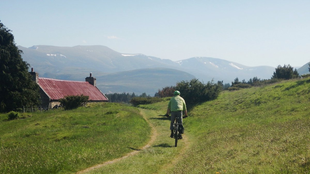 PeteCrane5's tweet photo. Simple pleasures: enjoying great views of the #Cairngorms on today's late afternoon #CycleFromHome https://t.co/ufBrVkk1Qa