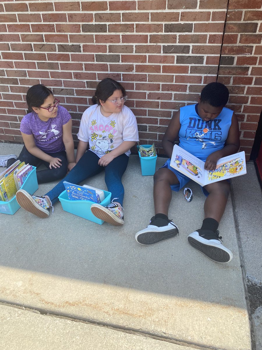 MSchmidt2019's tweet photo. Partner reading in the sunshine📚☀️ #wearelamphere @hillerwildcats https://t.co/itGkVdT2Xl