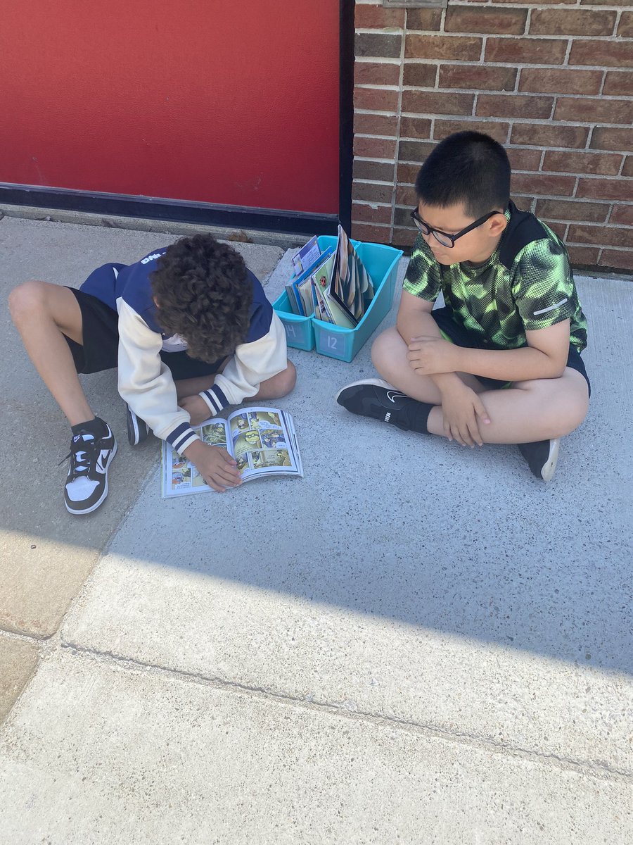 MSchmidt2019's tweet photo. Partner reading in the sunshine📚☀️ #wearelamphere @hillerwildcats https://t.co/itGkVdT2Xl