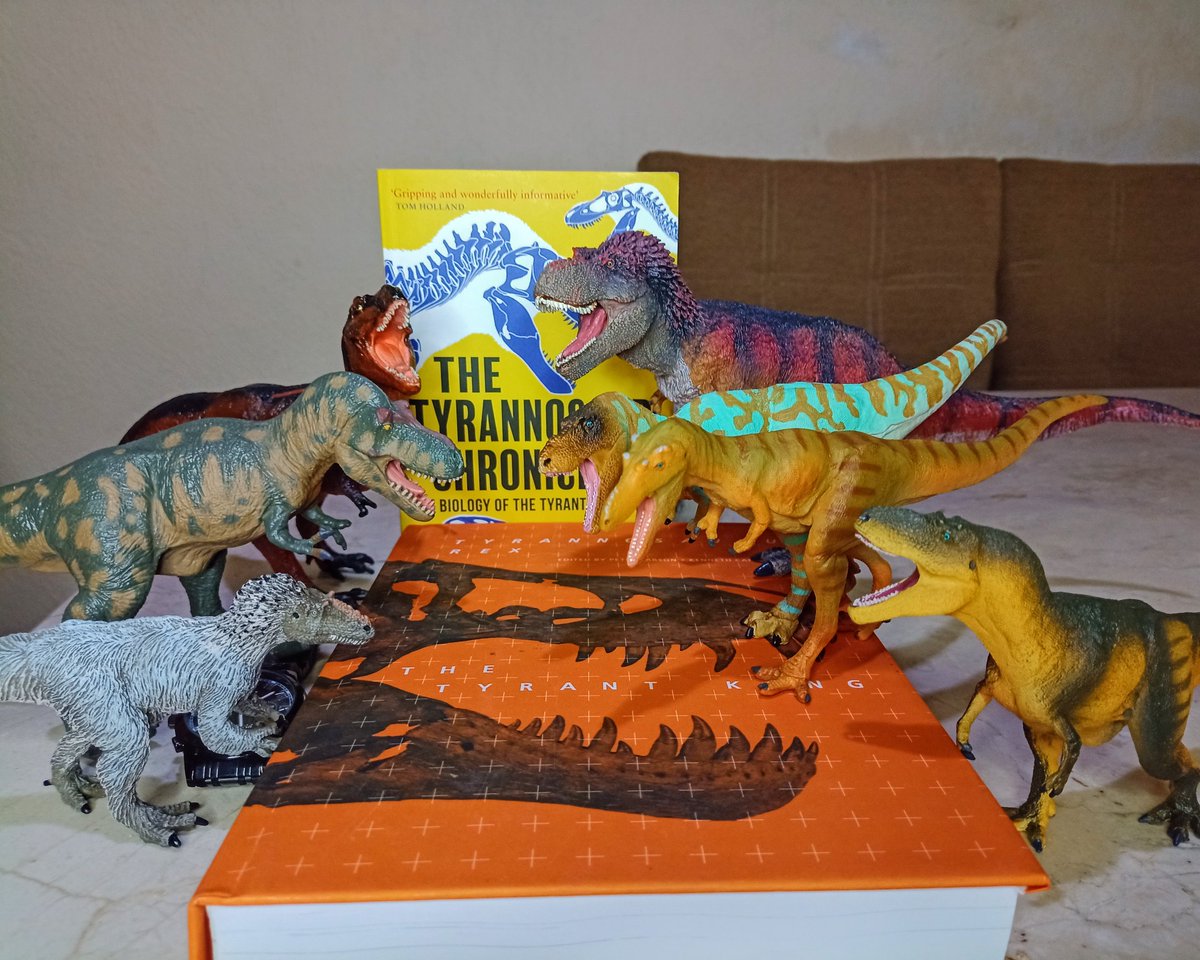 Tyrannosaur family completed! Also I've bought these two amazing science books that I've been wanting to read for a long time!
#TyrannosaurTuesday #Tyrannosaurus
#Albertosaurus #Daspletosaurus #Dinosaurs #Paleontology #Trex #Tyrannosauridae #Prehistoric #Yutyrannus