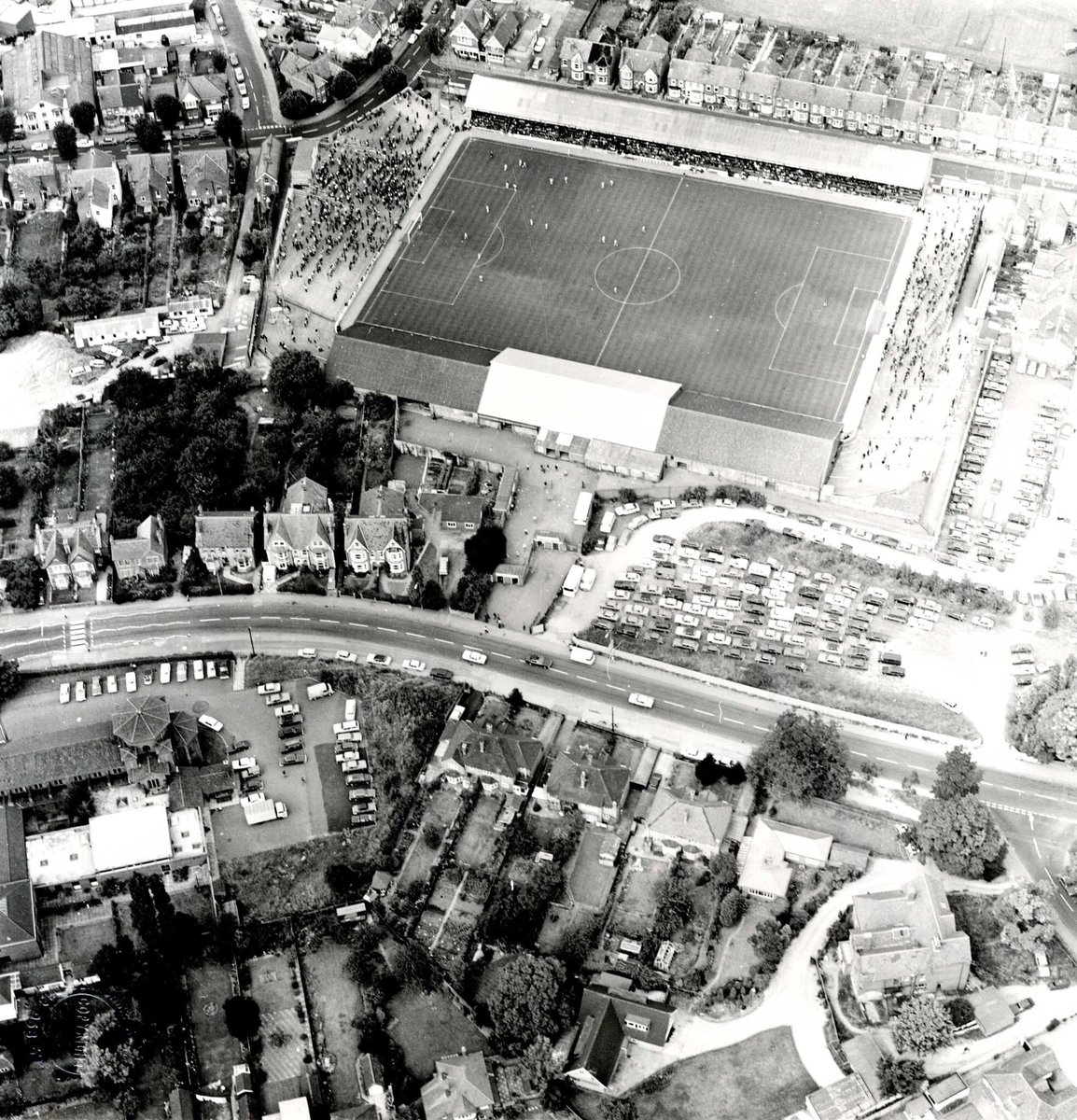 niallb1's tweet image. @willow1871 Elm Park, c1976, with English Martyrs Church to the left and Tilehurst Road running below the ground. Reading played their last competitive match there in May 1998. #ReadingLocalHistory courtesy of Reading Libraries.