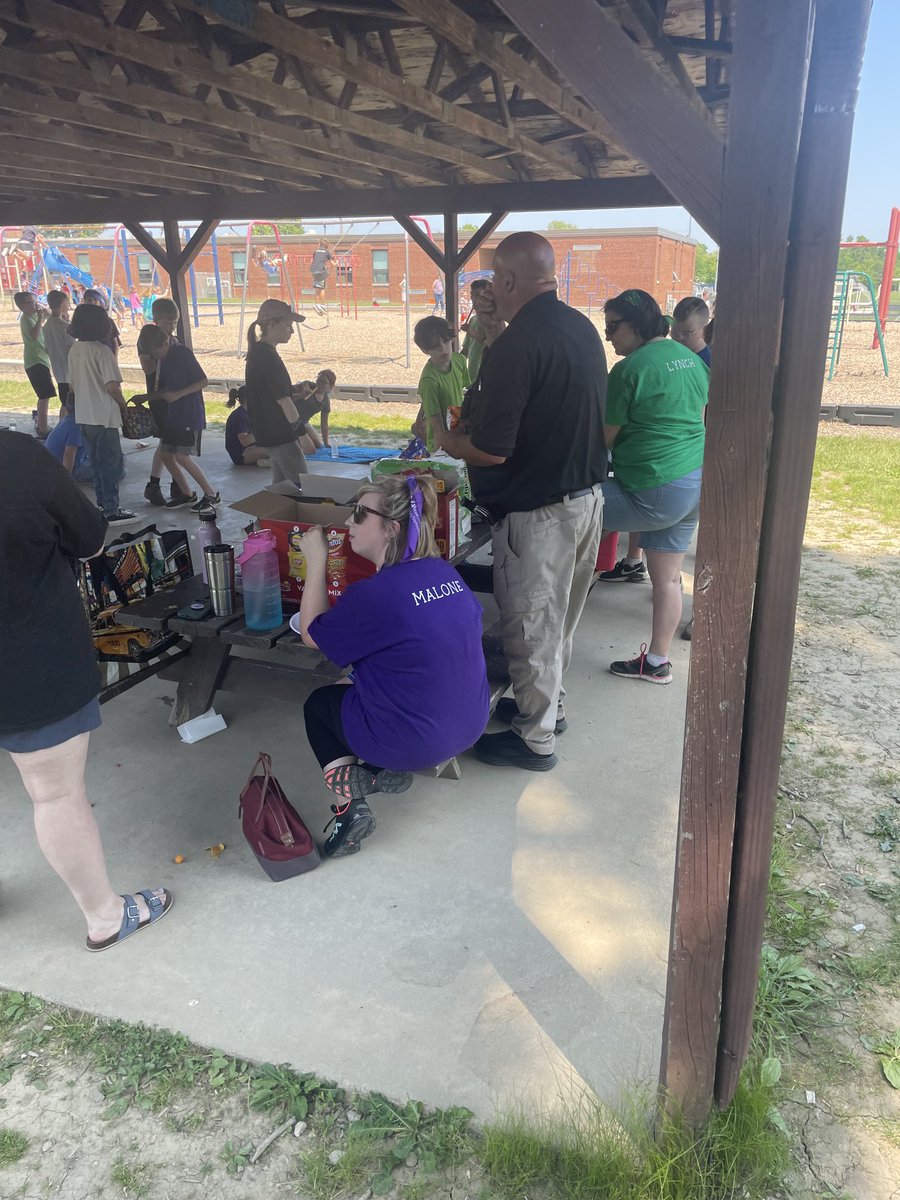 JeffTurnerm36q's tweet photo. 5th grade Principal’s Picnic!  Loved cooking with our soon-to-be 6th graders!  @Rovers_District Thank you to Deputy Noel for the use of the grill! https://t.co/QZQTRiXKqi