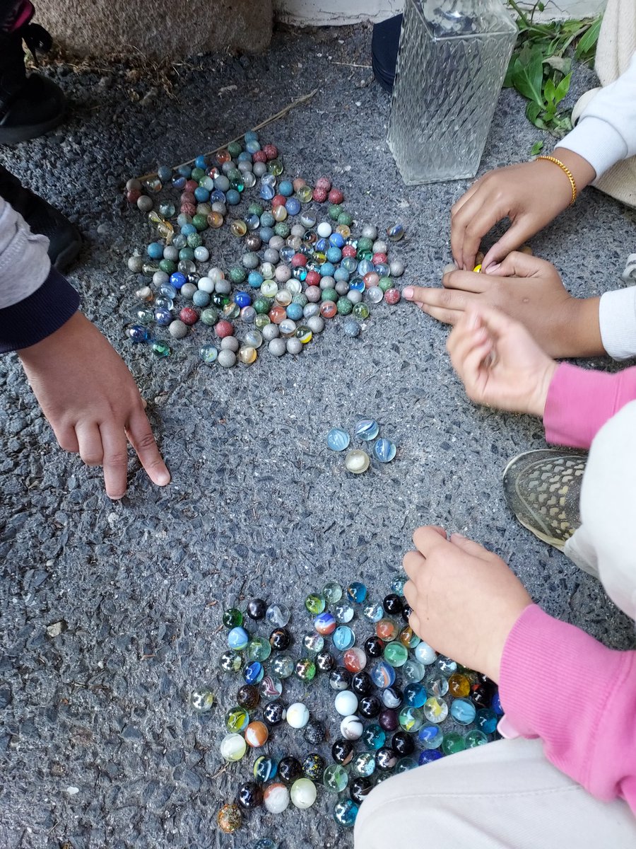 Les beaux jours sont là ! Retour des billes dans la cour de récréation.