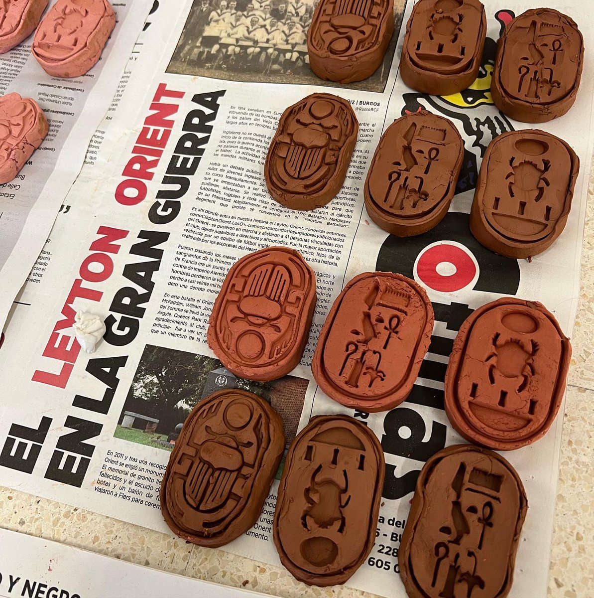 CdeHerodoto's tweet photo. Nueva hornada de amuletos y sellos egipcios en clase de #1ESO
Del sello de Tutankamon al escarabeo
Manos a la obra ✍️🖌️🎨 https://t.co/DZoM0wk6Ce