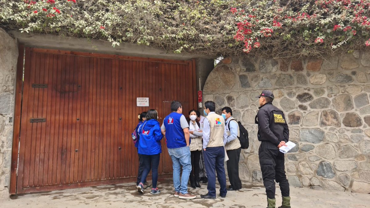 Defensoria_Peru's tweet photo. #Chaclacayo Junto con @SuSaludPeru, supervisamos el Centro Terapéutico Saludablemente, donde verificamos que establecimiento no cuenta con autorización de @Minsa_Peru; sin embargo, encontramos a 32 personas en situación de internamiento. #DerechoALaSaludMental (1/4) https://t.co/i9UKZJgVMx