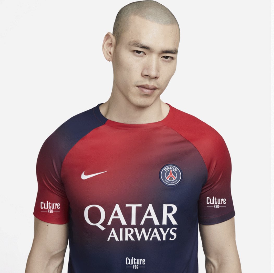 MegaPSG_'s tweet image. Le maillot pré-match pour la saison 23/24.👕 ❤️💙 (@CulturePSG)