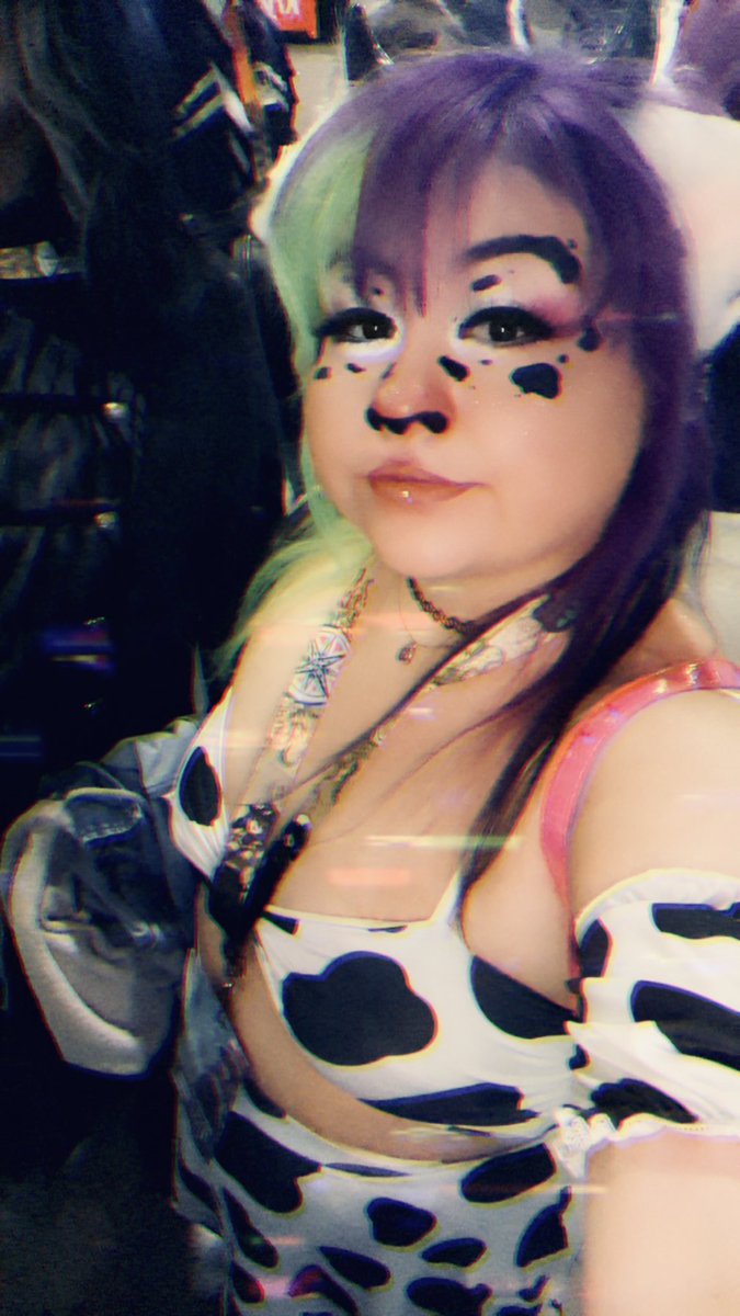 SpookypiggyIris tweet media