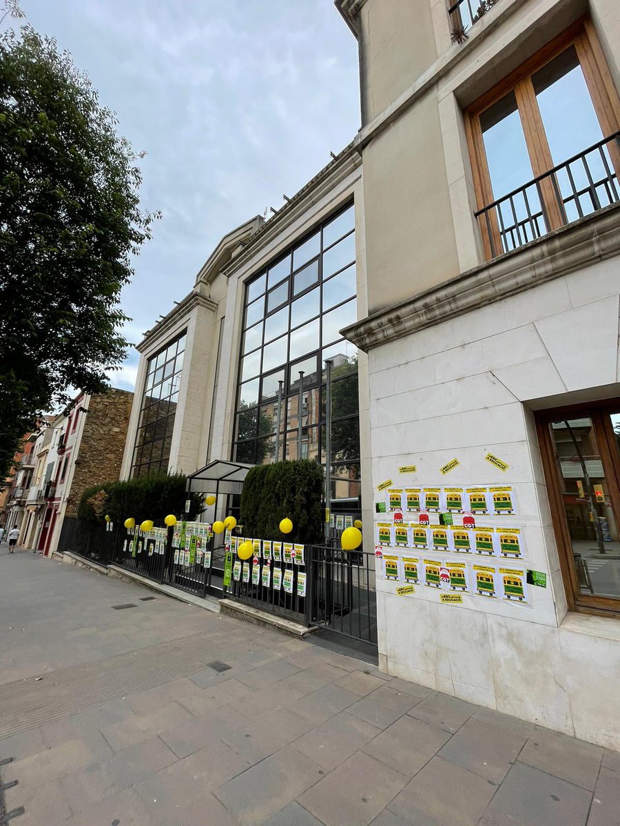 Encartellada de protesta per el tancament de lineas I3 a la façana del serveis territorials <a href="/educaciocat/">Educació</a> 
#NoTancamentI3PublicaGava 
<a href="/gavatv/">Gavà televisió</a> <a href="/elbruguers/">El Bruguers</a> <a href="/tv3cat/">TV3 és ara @Som3Cat</a> <a href="/RadioGava/">Ràdio Gavà</a> <a href="/ElFarInformatiu/">El Far</a> <a href="/affac_cat/">aFFaC</a>