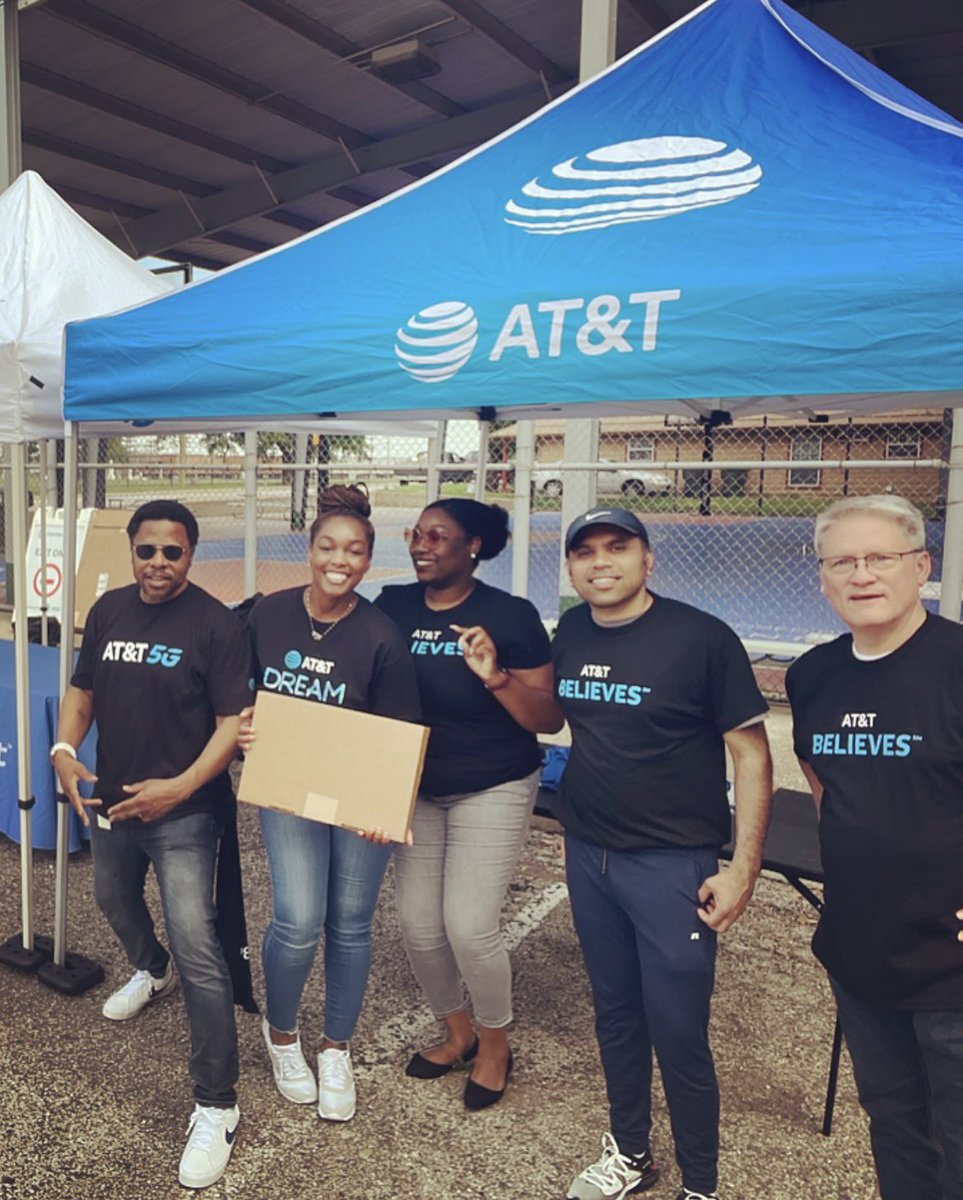 genevaoxygentc's tweet photo. I had the amazing opportunity to volunteer with the Boys&Girls Club & #Compudot 🙌🏿We worked together to distribute 💻 to families in an attempt to bridge the #digitaldivide 🥰 #attimpact #lifeatatt @ATTimpact @bgccc https://t.co/QLHPTSjlb8