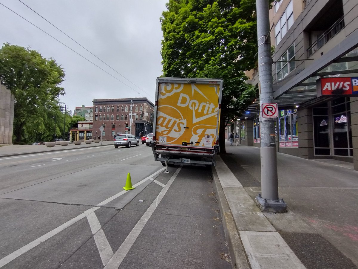 They did NOT learn, turns out 😔
1 truck (for the 7th or 8th time...)
5/30/23 10:40am
Pike St and Boren Ave
@carbikelanesea @bikelaneuprise @Spottnik @seattledot #ParkingEnforcementFail #parkinglikeatwat