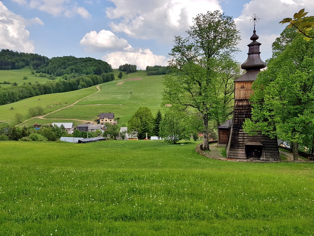 Wojkowa, Góry Leluchowskie. Dawna cerkiew grekokatolicka Świętych Kosmy i Damiana, zbudowana z drewna w stylu zachodniołemkowskim z 1792 r. Po 1947 r. przejęta przez Kościół rzymskokatolicki. Obecnie użytkowana jako kościół filialny pod tym samym wezwaniem.