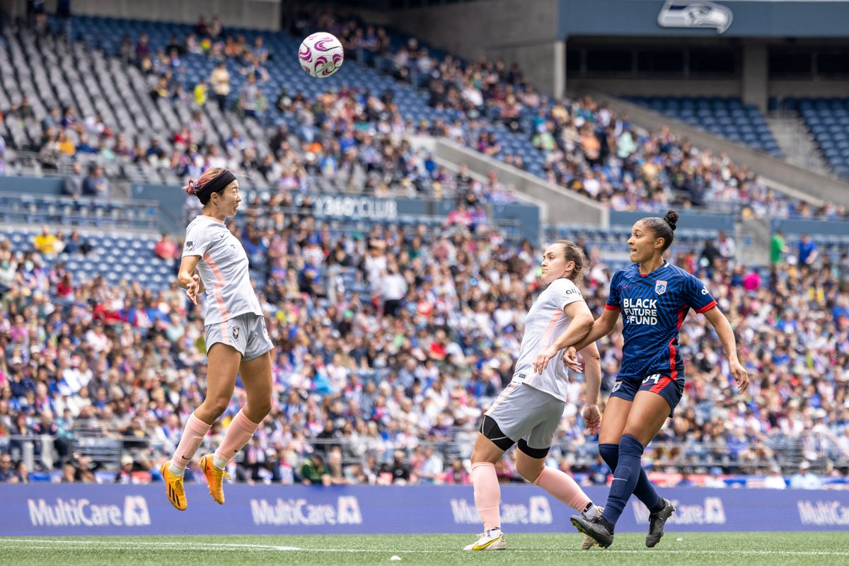 So apparently @weareangelcity FC's  @jun_bangking524 has magical powers and levitated in Saturday's match against the @OLReign. 

Shot for @CirclingSports. 📷by @wolter_liz.

@NWSL #WOSO #NWSL📷 #WePlayHere📷 #OLReign #BoldTogether #ReignSupreme📷 #AngelCityFC📷 #RGNvLA