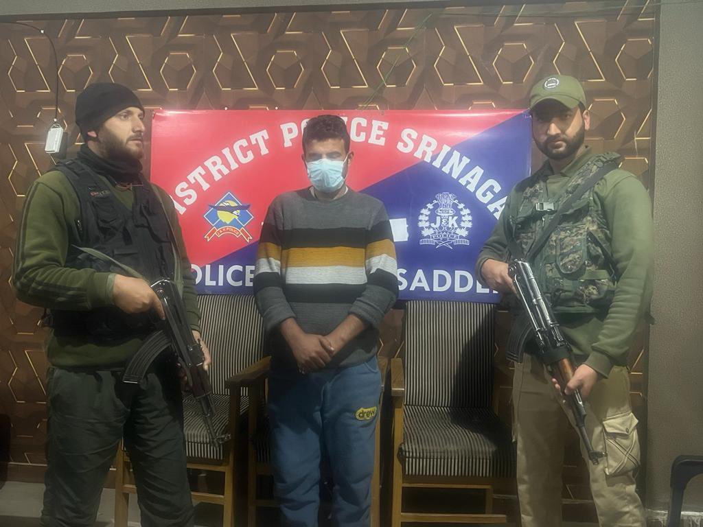 SrinagarPolice's tweet photo. One Fraudster namely Sameer Hassan Dar S/o Ghulam Hassan R/o Beerwah Budgam arrested. He cheated many aspirants on the pretext of employment in Saudi Arabia. Some female aspirants also alleged him using inappropriate words. FIR no 40/23 u/s 420,354,294,506 of IPC at Sadar PS. https://t.co/MCCCR6hR0t