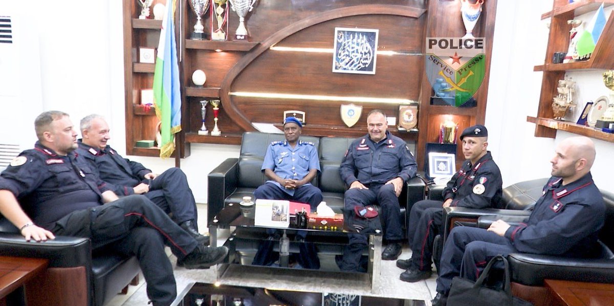 P_N_Djibouti's tweet photo. Le Commandant de la 2ème Brigade Mobile des @_Cabinieri_ le Général #StefanoIasson a été reçu aujourd’hui par le Directeur Général #P_N ,le Col #Abdourahman_Ali_Kahin 
le Général Iasson a félicité le DGPN pour la cérémonie de clôture de la #Miadit 🇸🇴qui s'est tenue hier à #APIFA. https://t.co/PI8VQTsZHw