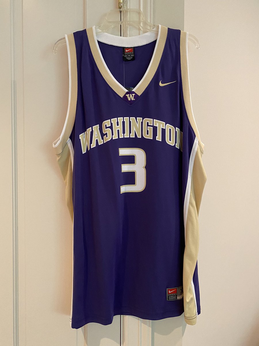 erecasner's tweet photo. Brandon Roy’s game worn 2005-06 season @UW_MBB signed jersey👌🏾

Got his shoes too😜 https://t.co/MhmSpJEAwa