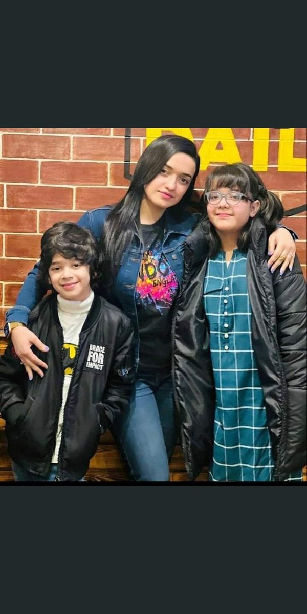 riyamalik79's tweet photo. Quite off topic but sanam javed khan looks like elder sister of her daughter than her mom. https://t.co/JPbrQtMF95